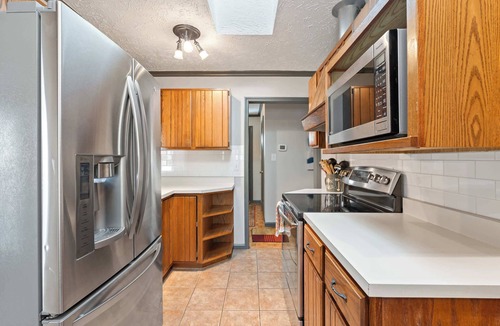 Skyland House | Asheville Haven: Serene 4BR Retreat with Hot Tub