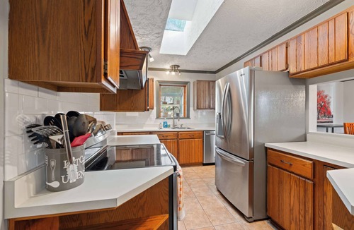 Skyland House | Asheville Haven: Serene 4BR Retreat with Hot Tub