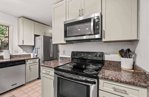 Royal Pines House | Asheville's Ultimate Retreat | Hot Tub & Yard!