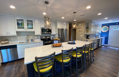 Big Creek House | August 14-21 , HUGE screened porch, 2story dock,kayaks, cornhole Deep water COVE