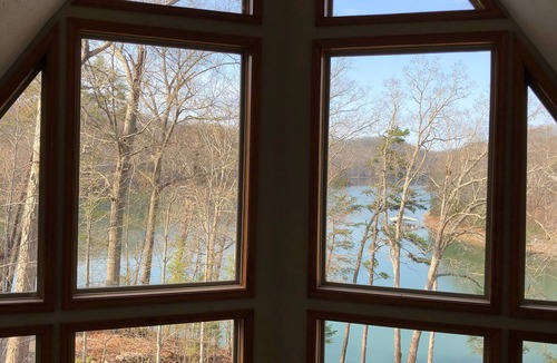 Big Creek House | August 14-21 , HUGE screened porch, 2story dock,kayaks, cornhole Deep water COVE