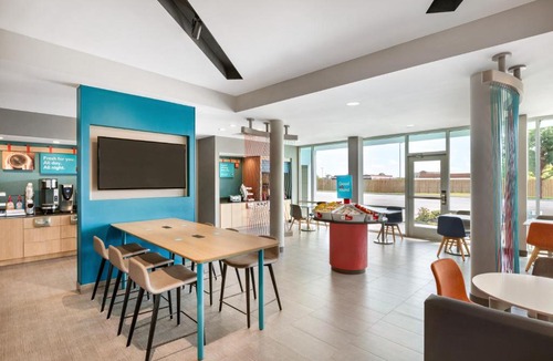 Des Plaines Hotel | avid hotels Chicago O Hare - Des Plaines by IHG