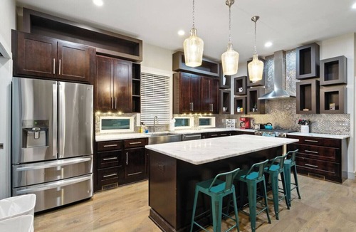 Buena Vista House | Bachelorette HQ + Roof Deck, Walk to Broadway 5bath, 3kings,4 Queen, 8 twins