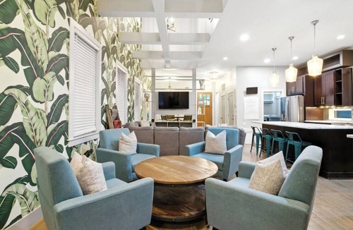 Buena Vista House | Bachelorette HQ + Roof Deck, Walk to Broadway 5bath, 3kings,4 Queen, 8 twins