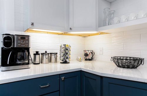 South Bend House | Backyard Vibes-Walk to ND-Dogs Welcome-BBall Hoop-Fire Pit-Sleeps 12-2024 Reno