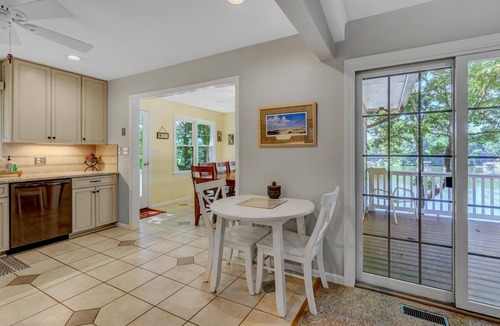 Goodview House | BALOO LAGOON-DOG FRIENDLY, GREAT VIEWS