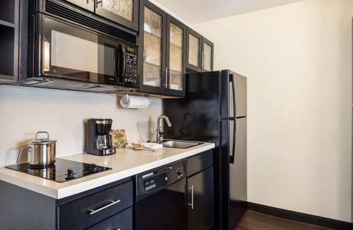 Linthicum Heights Hotel | Baltimore Adventure Awaits! Prime Location, Pets Allowed, Fully Kitchen!