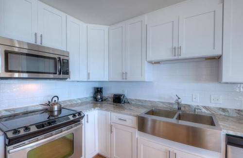 Long Beach House | Barefootin Bs, 5-bed, 2-bath—perfect for family fun!