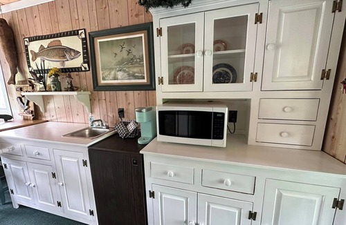 Stevens Point Cottage | Bay Loft Couples Retreat – Nature, Comfort & Charm