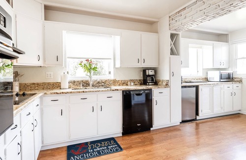 Mayo House | Bayfront Escape in Edgewater with Deck, Balcony, and Walk to Beach