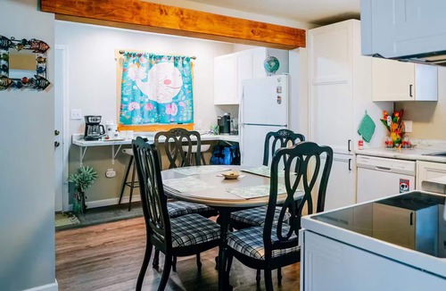 Villa Nova House | Bayshore Beach Bungalow.3 Bedrooms w/Lake Views, BIKES and Fire ring w/wood!