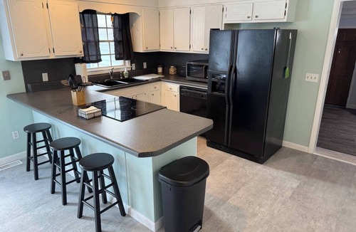 Green Meadow House | Beach Barn- Dog friendly, Fenced yard, Quiet Cozy