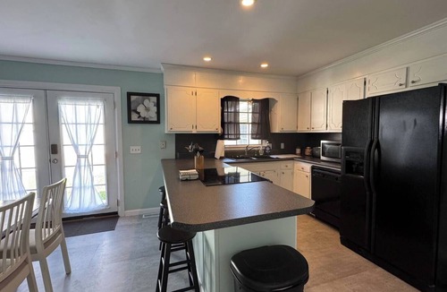 Green Meadow House | Beach Barn- Dog friendly, Fenced yard, Quiet Cozy