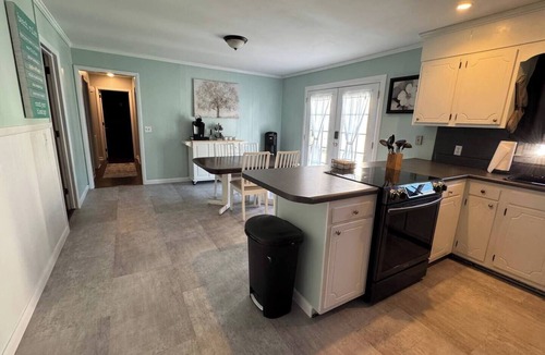 Green Meadow House | Beach Barn- Dog friendly, Fenced yard, Quiet Cozy