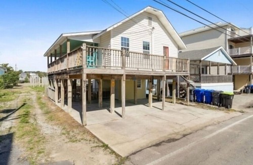 North Carolina Coast Cottage | Beach Cabin - perfect for your family getaway! Pet Friendly! by RedAwning