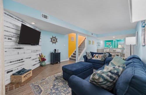 Myrtle Beach Apartment | Beach Getaway 3rd Floor Unit sleeps 4 King Bed