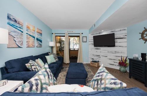Myrtle Beach Apartment | Beach Getaway 3rd Floor Unit sleeps 4 King Bed