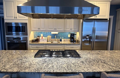 Hampton House | Beachfront 2 Dwellings, EV charger,25-30 mi to Busch gardens Jamestown VA Beach.