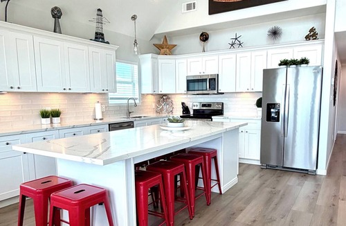 Gilchrist House | BEACHFRONT-HOTTUB- 5br-4ba, amazing deck, grill & chill, hoops, kids’ loft, pets