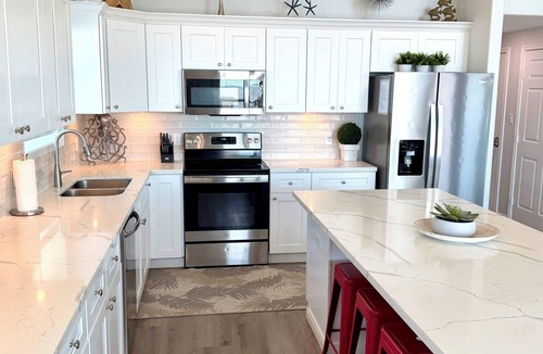 Gilchrist House | BEACHFRONT-HOTTUB- 5br-4ba, amazing deck, grill & chill, hoops, kids’ loft, pets