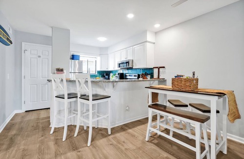 Wilmington Beach Condo | Beachside Breeze Condo w/pool and private beach access