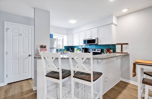 Wilmington Beach Condo | Beachside Breeze Condo w/pool and private beach access