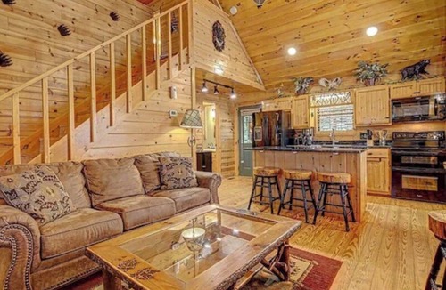 Young Harris Cabin | Bear Bottoms Cabin -Cozy Mountain Escape in Young Harris - Blue Ridge Mountains