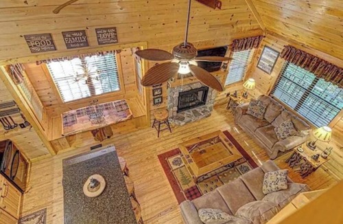 Young Harris Cabin | Bear Bottoms Cabin -Cozy Mountain Escape in Young Harris - Blue Ridge Mountains