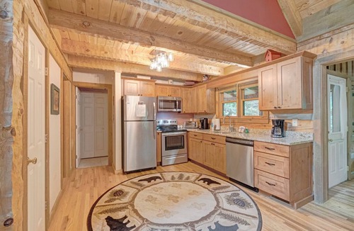 Seven Devils Cabin | Bear Den-Mountain Log Cabin, Wood Fireplace, Pool Table, Gas Grill