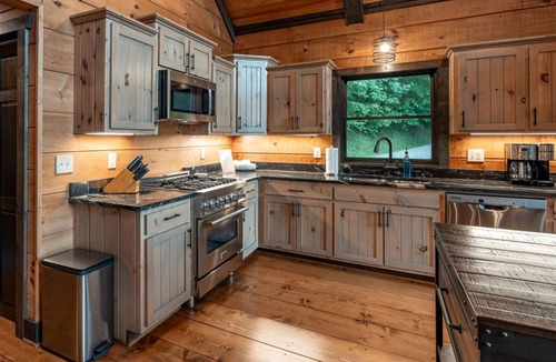 Topton Cabin | Bear Foot Lodge-Luxury Log Cabin, Long Range Mountain Views, High Speed Internet in Nantahala NC