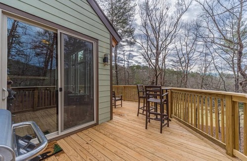 Helen House | BEAR NAKED l LUXURY CABIN | SAUNA | HOT TUB |