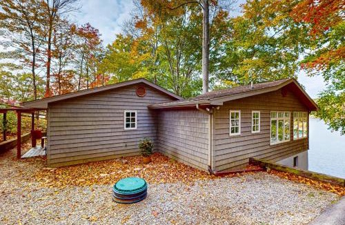 Moneta House | Bears Den at Acorn Dr - Spacious pet friendly Cottage with balcony, dock, and hot tub
