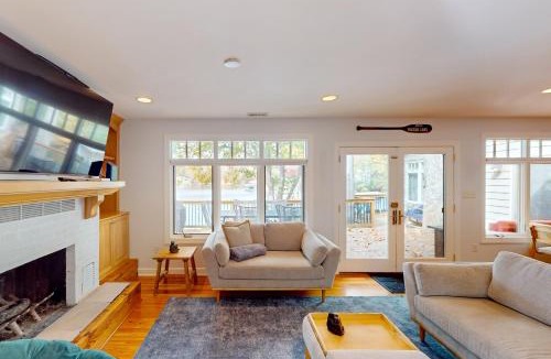 Moneta House | Bears Den at Acorn Dr - Spacious pet friendly Cottage with balcony, dock, and hot tub