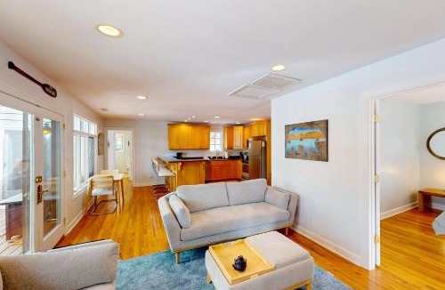 Moneta House | Bears Den at Acorn Dr - Spacious pet friendly Cottage with balcony, dock, and hot tub