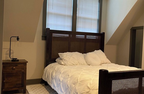 Relay Other | "Beaumont" A charming farmhouse in Historic Relay-5 acre, 3 beds, WiFi and HVAC.