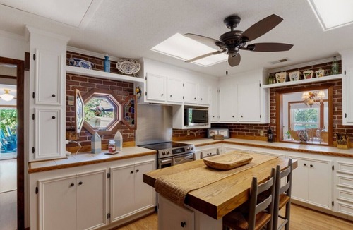Gilbert House | Beautiful 2 BR 2BA Cottage with Private Dock SUP Kayak Arcade and more