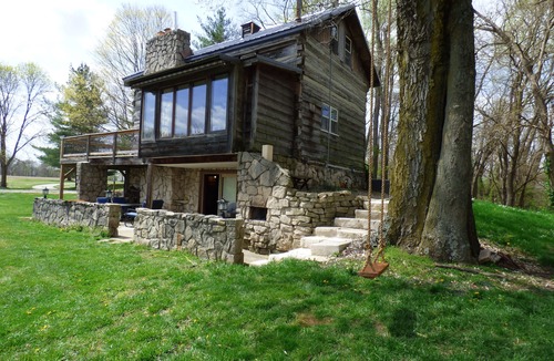 Acton Cabin | Beautiful, 200 year old Log home - Secluded, 30 Min. from Downtown
