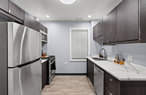 West Ridge Apartment | Beautiful Bollywood 3 Bed Gem near Loyola University/Rogers Park/Lake Michigan