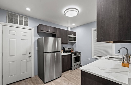West Ridge Apartment | Beautiful Bollywood 3 Bed Gem near Loyola University/Rogers Park/Lake Michigan