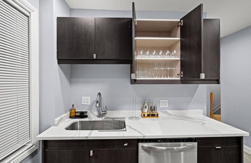 West Ridge Apartment | Beautiful Bollywood 3 Bed Gem near Loyola University/Rogers Park/Lake Michigan