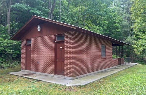 Henry Cabin | Beautiful Cozy Private 1700s Log Cabin. Historic Surrounded by a Mountainside