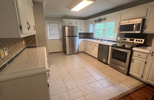 Easley House | Beautiful family friendly 5-bedroom house with AC on wooded lot near Table Rock.