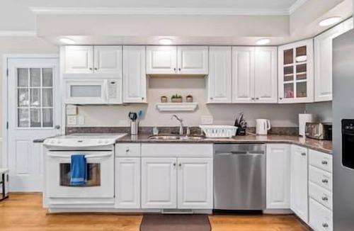 Elon House | Beautiful Home Walking Distance to Elon University