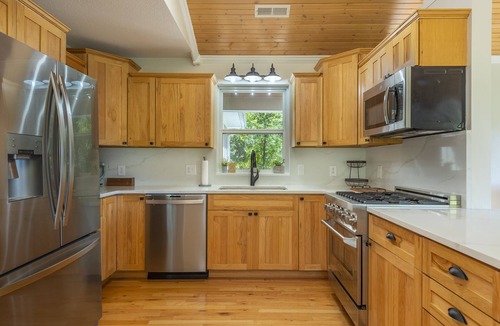 Burnsville Cabin | Beautiful Mtn Views, Fire Pit+Grill, Gas Logs, WiFi, Close to Burnsville & AVL!