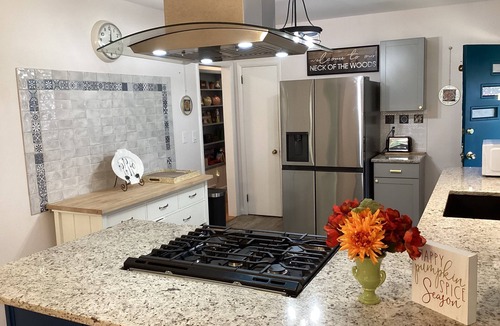 Hendersonville House | beautiful renovated, comfy, mature garden fire pit, quiet neighborhood in Hendo