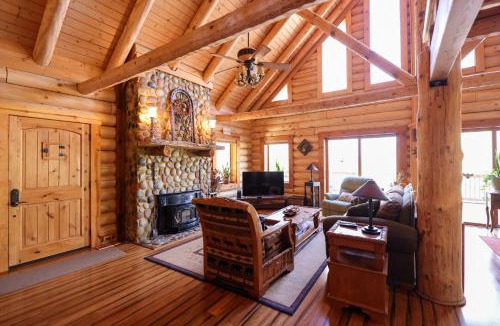 Stonehouse House | Beautiful River Front Log Cabin Near Williamsburg