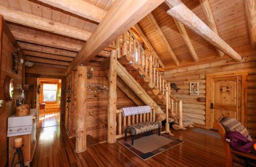 Stonehouse House | Beautiful River Front Log Cabin Near Williamsburg