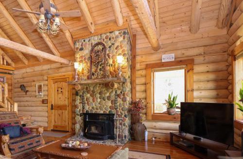 Stonehouse House | Beautiful River Front Log Cabin Near Williamsburg