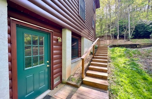Boone Cabin | Beautiful Riverfront Cabin located on New River, Wi-Fi, Pool Table