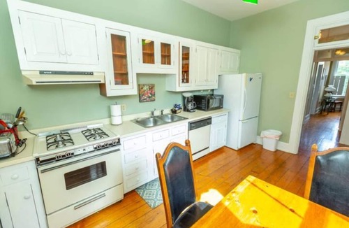 Glendale Apartment | Beautiful Suite 6, Cozy and antique gem - Queen bed- Sleeps 4